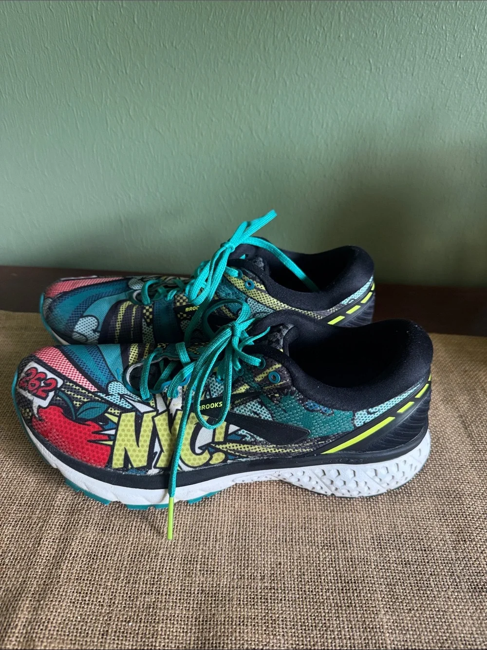 Brooks Ghost 11 Women’s Running Shoes NYC 26.2  Vibrant Comic Pop Design Size 9 - Picture 3 of 11